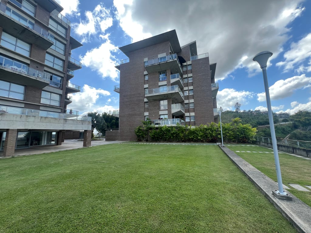 Apartamento en venta de 2 hab. y 147 m² en Alto Hatillo, Caracas