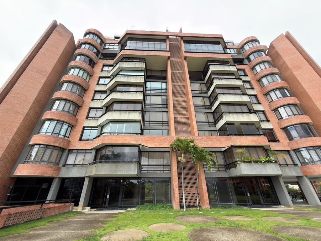 Apartamento en alquiler de 3 hab. y 281 m² en Colinas de Valle Arriba, Caracas
