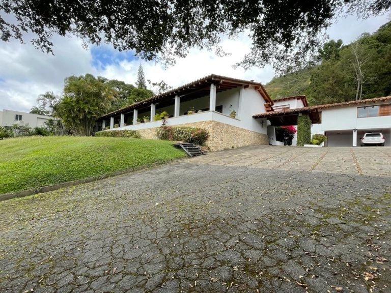 Casa en venta de 4 hab. y 9.000 m² en Los Chorros, Caracas