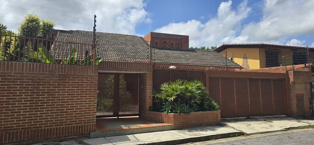 Casa en venta de 5 hab. y 400 m² en Colinas de Tamanaco, Caracas