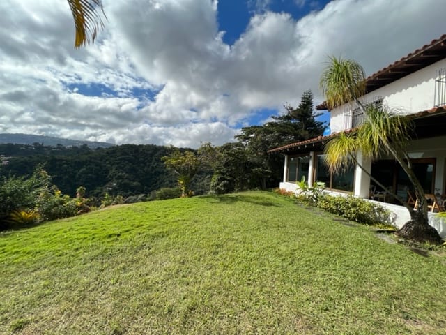 Casa en venta de 10 hab. y 670 m² en Lomas del Mirador, Caracas