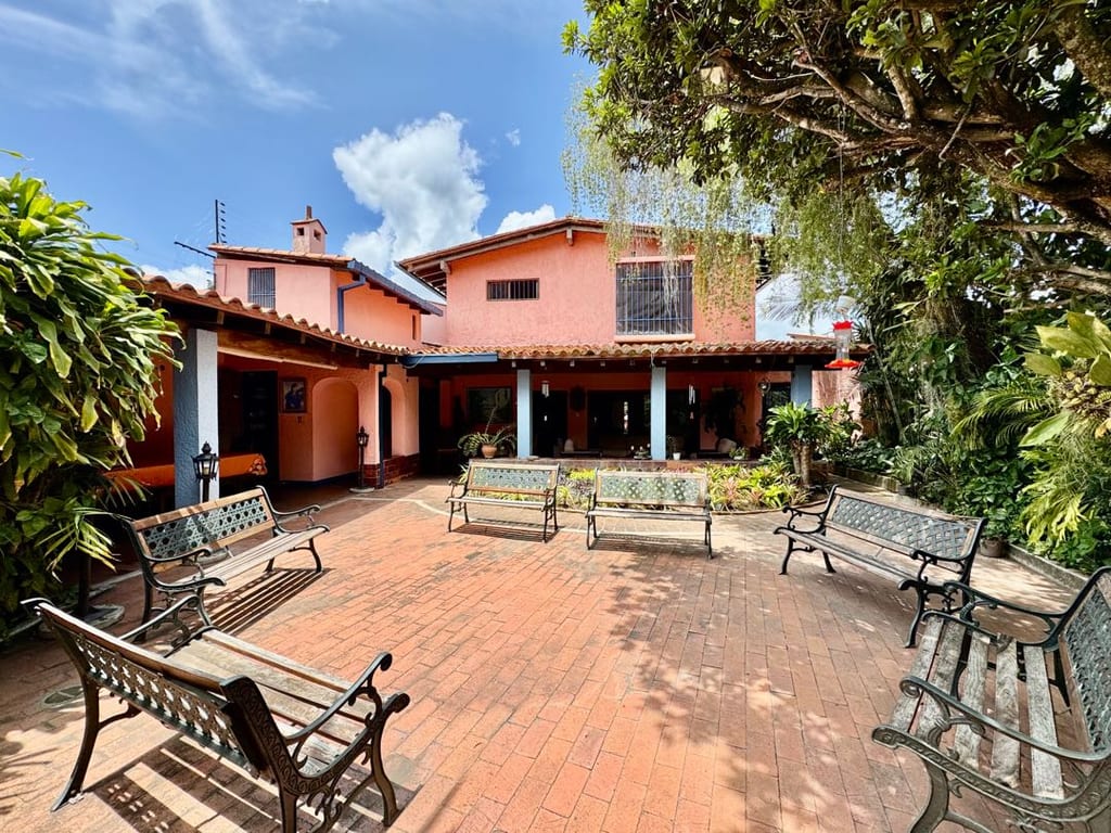 Casa en venta de 6 hab. y 500 m² en Prados del Este, Caracas
