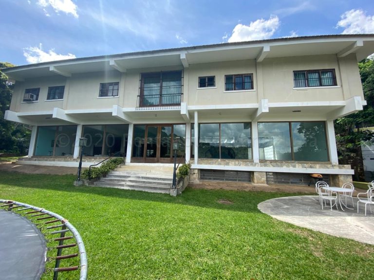 Casa en venta de 10 hab. y 2.200 m² en Valle Arriba, Caracas