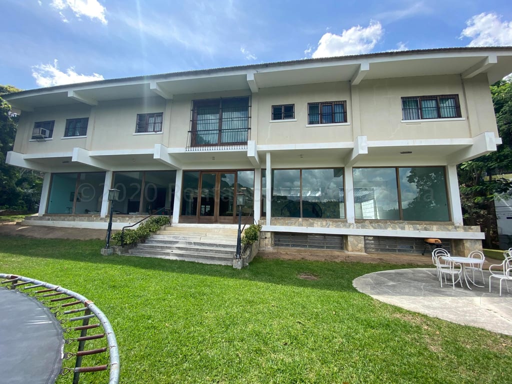 Casa en venta de 10 hab. y 2.200 m² en Valle Arriba, Caracas