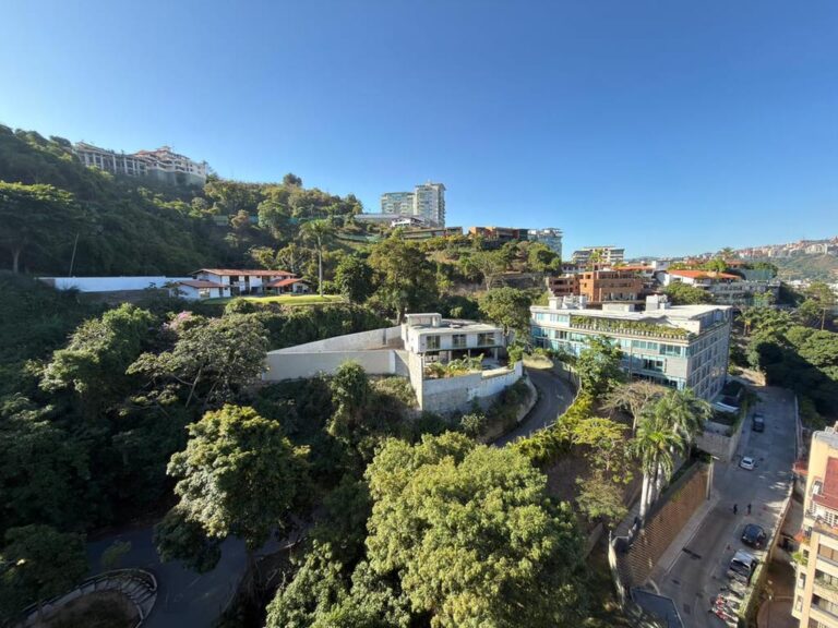 Apartamento con 4 habitaciones y 4 baños en Lomas de las Mercedes, Caracas