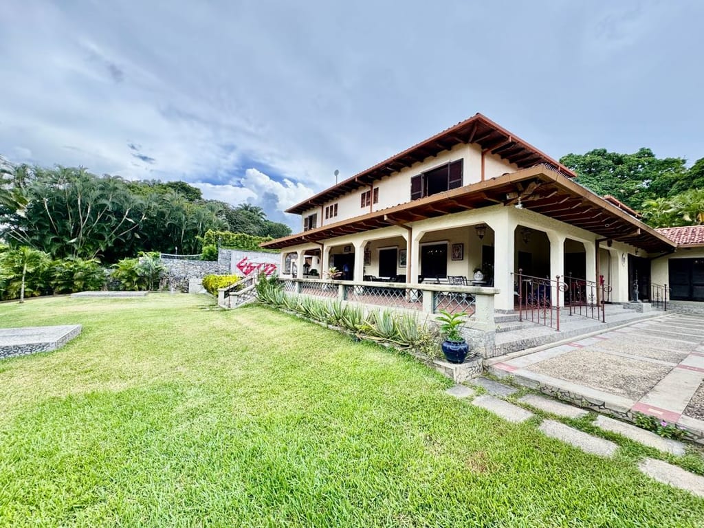 Casa en venta de 9 hab. y 900 m² en Valle Arriba, Caracas