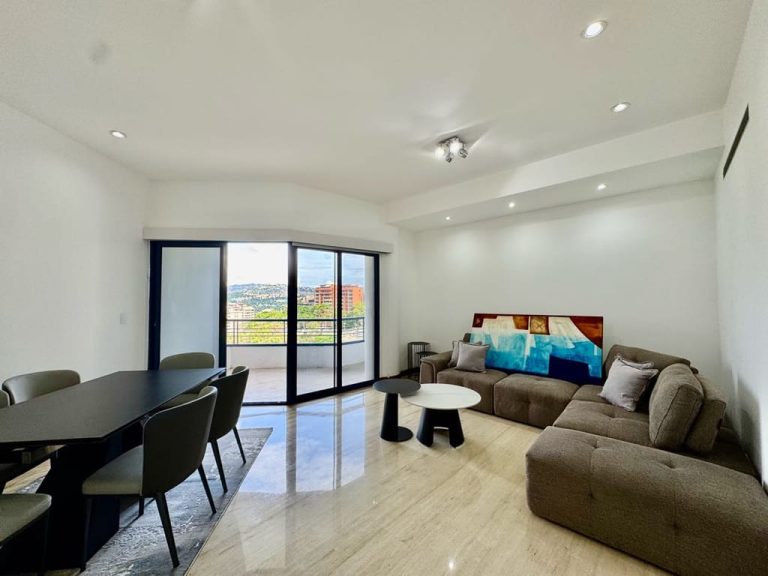Apartamento en alquiler de 4 hab. y 150 m² en Colinas de Valle Arriba, Caracas