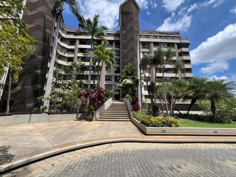 Apartamento en venta de 3 hab. y 280 m² en Colinas de Valle Arriba, Caracas