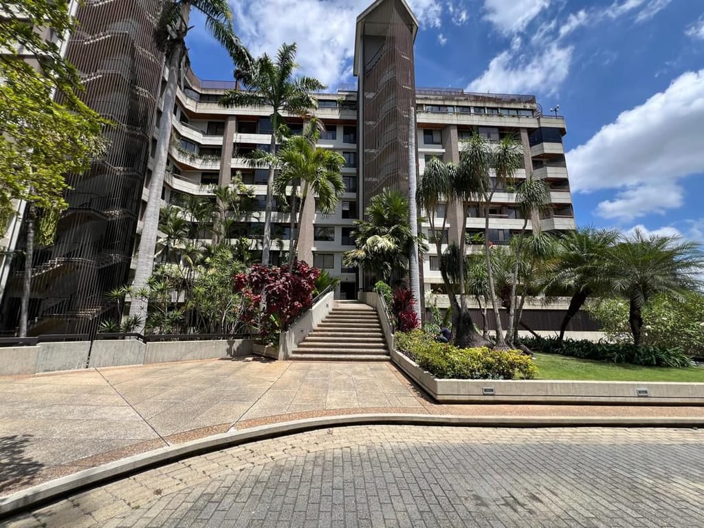 Apartamento en venta de 3 hab. y 280 m² en Colinas de Valle Arriba, Caracas
