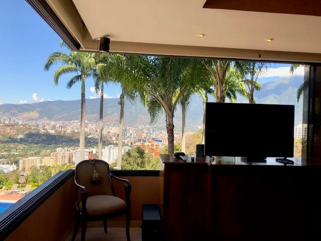 Apartamento en venta de 5 hab. y 345 m² en Colinas de Tamanaco, Caracas