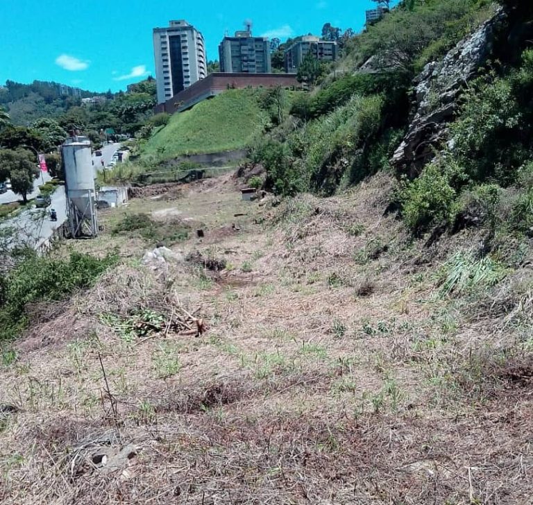 Terreno de 4.376 m² en Lomas de Prados del Este, Caracas