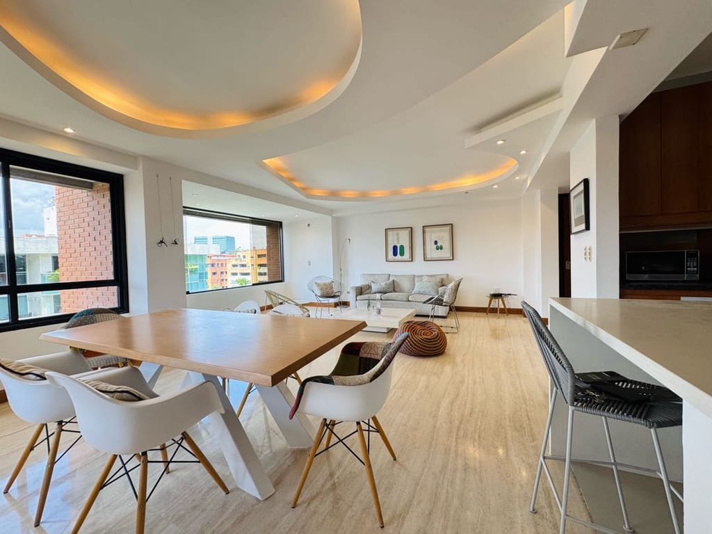 Apartamento en alquiler de 2 hab. y 130 m² en Campo Alegre, Caracas