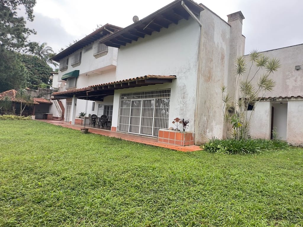 Casa en venta de 4 hab. y 1.498 m² en La Lagunita, Caracas