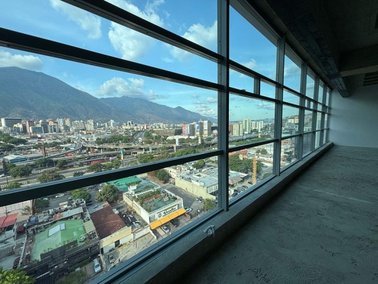 Oficina de 244 m² en Las Mercedes, Caracas