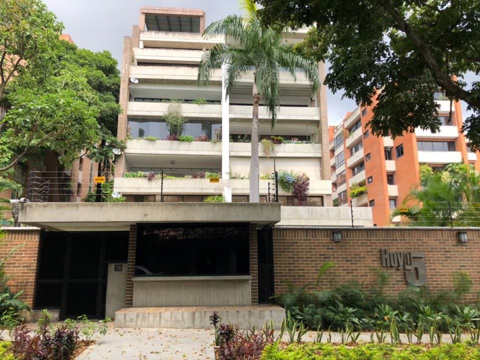 Apartamento en venta de 6 hab. y 1.171 m² en Campo Alegre, Caracas