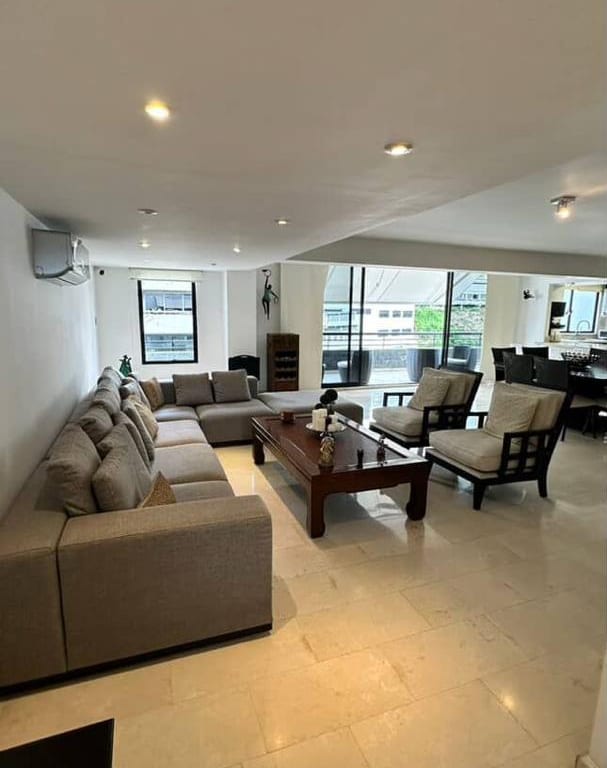 Apartamento en venta de 4 hab. y 296 m² en Las Mercedes, Caracas