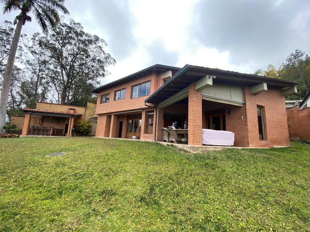 Casa en venta de 4 hab. y 700 m² en Alto Hatillo, Caracas