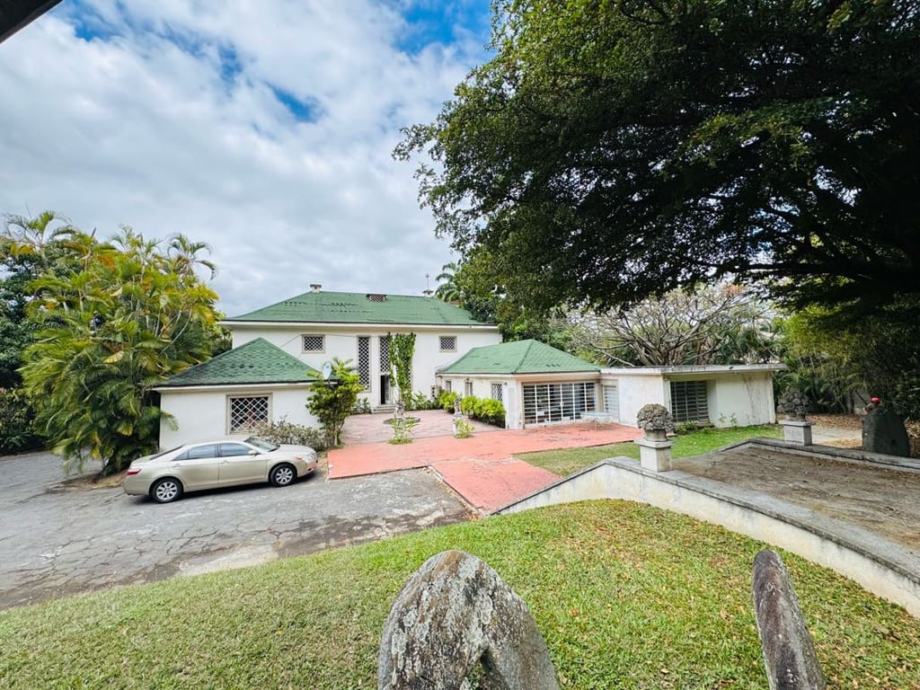 Terreno en venta de 5.675 m² en Country Club, Caracas