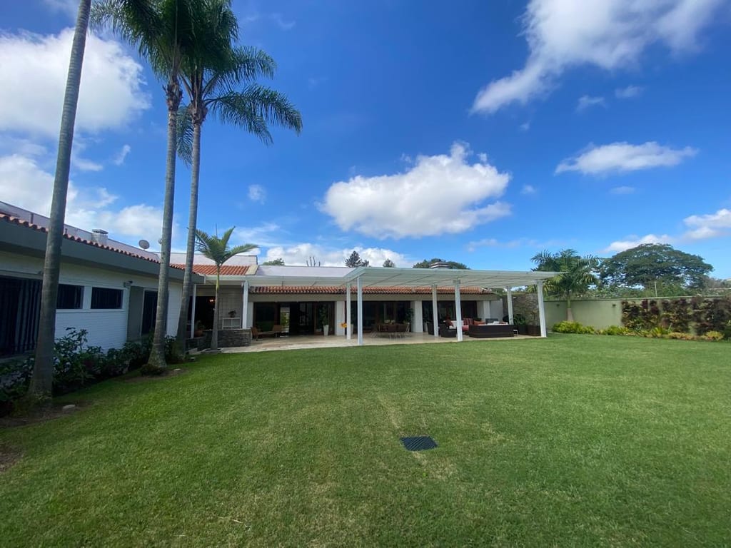 Casa en venta de 5 hab. y 820 m² en La Lagunita, Caracas
