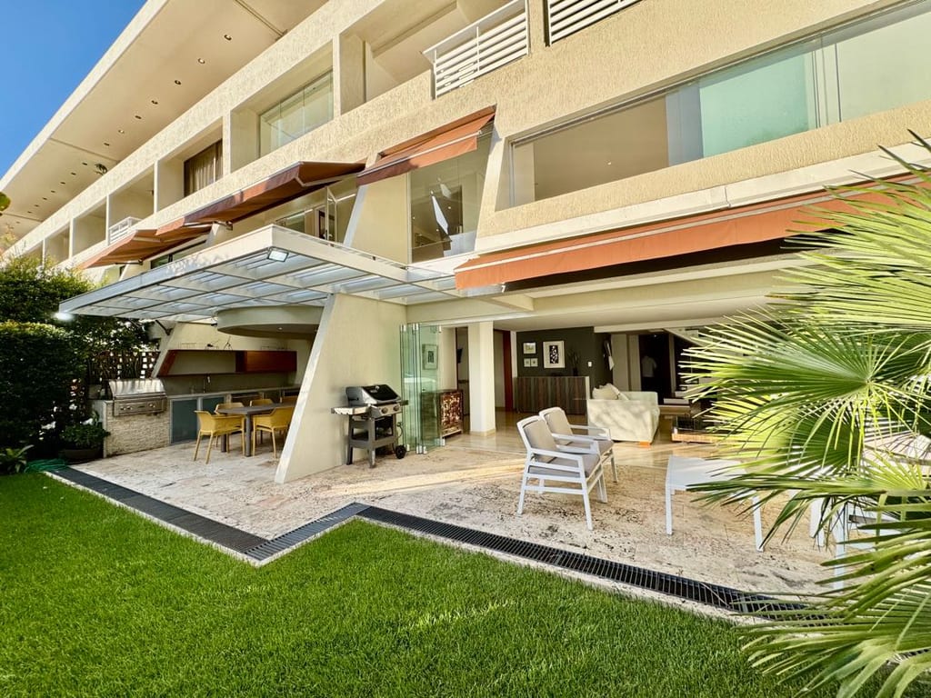 Apartamento en venta de 5 hab. y 389 m² en Santa Rosa de Lima, Caracas