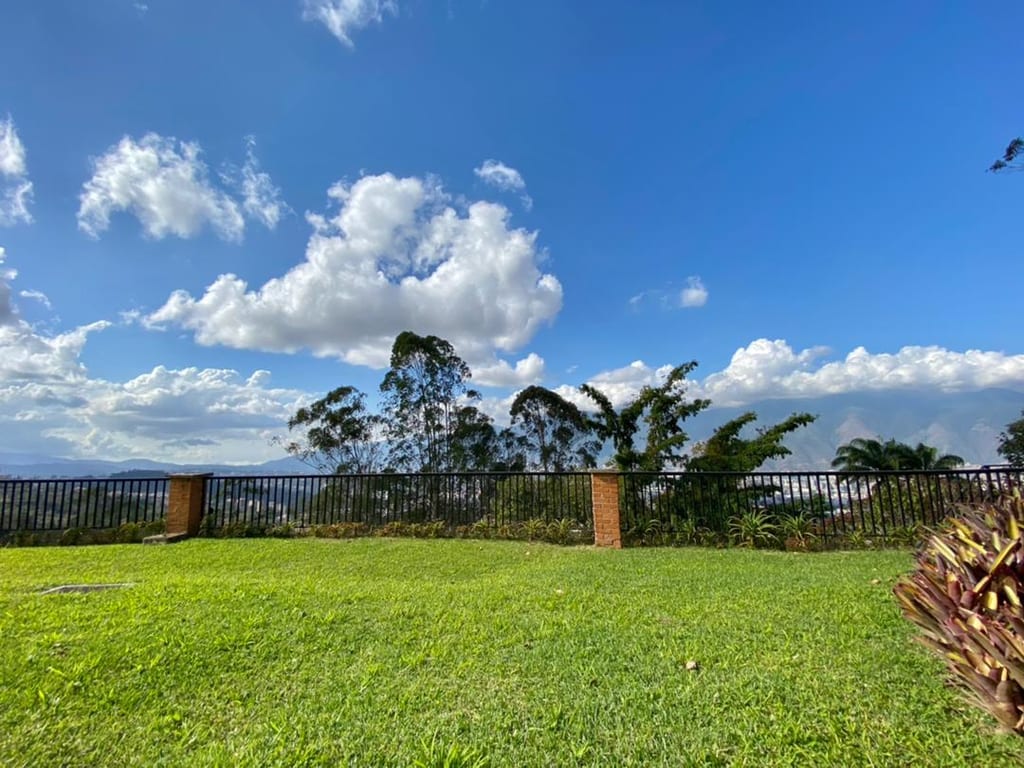 Casa en venta de 4 hab. y 700 m² en Alto Hatillo, Caracas · Ref. CV5337