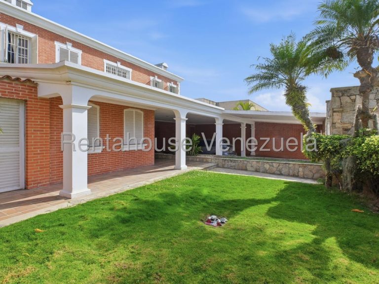 Casa con 4 habitaciones y 6 baños en Los Naranjos del Cafetal, Caracas