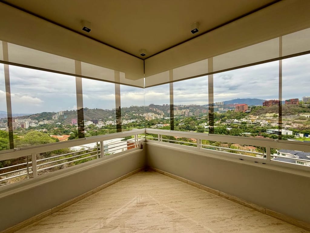 Apartamento en alquiler de 4 hab. y 260 m² en Colinas de Valle Arriba, Caracas