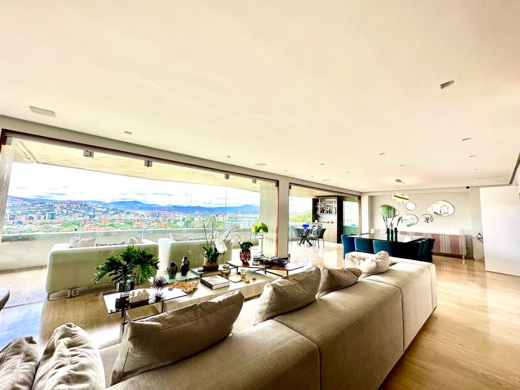 Apartamento en venta de 7 hab. y 531 m² en Altamira, Caracas