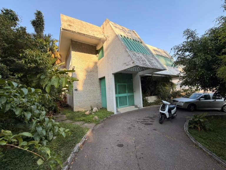 Casa en venta de 5 hab. y 700 m² en Country Club, Caracas