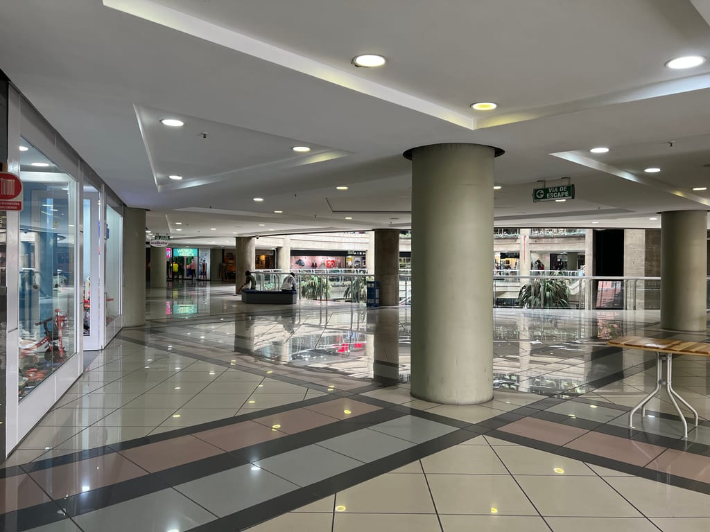 Local comercial en venta de 56 m² en El Recreo, Caracas