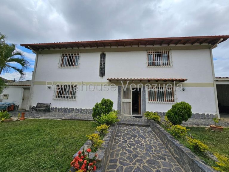 Casa con 4 habitaciones y 6 baños en Prados Del Este, Caracas