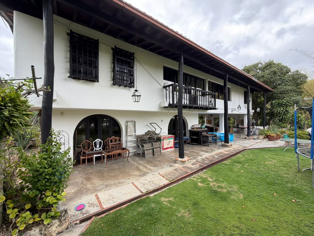 Casa en venta de 4 hab. y 600 m² en Lomas de Chuao, Caracas