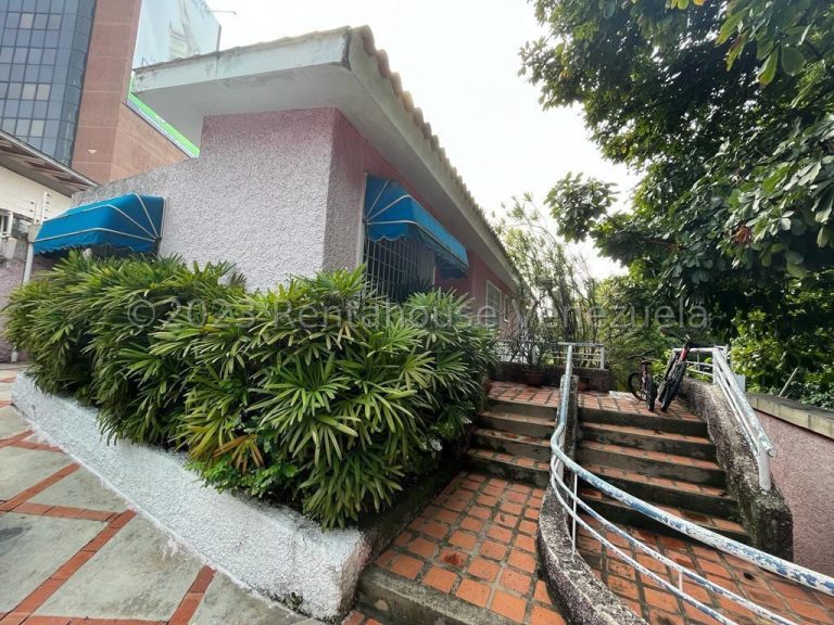 Casa con 4 habitaciones y 5 baños en San Román, Caracas
