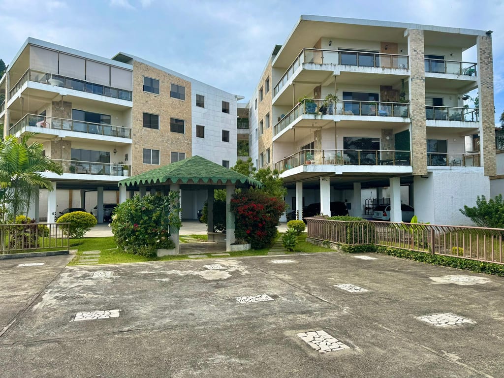 Apartamento en venta de 3 hab. y 240 m² en La Lagunita, Caracas