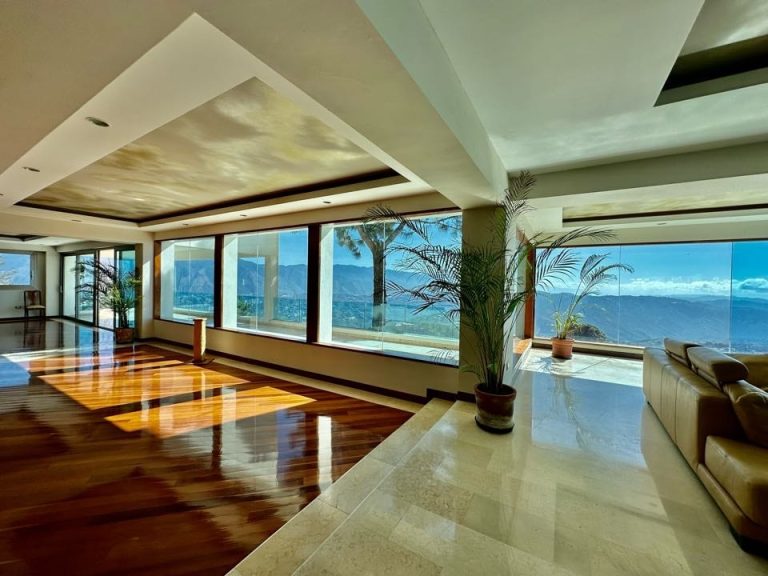 Casa en venta de 6 hab. y 2.000 m² en Alto Hatillo, Caracas