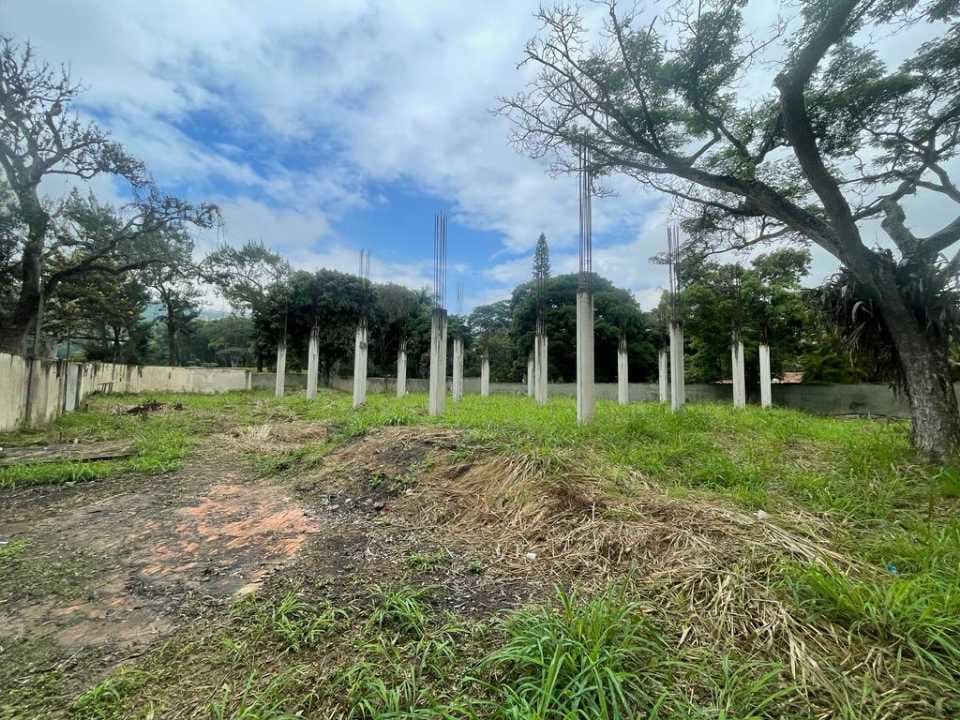 Terreno en venta de 2.121 m² en Valle Arriba, Caracas