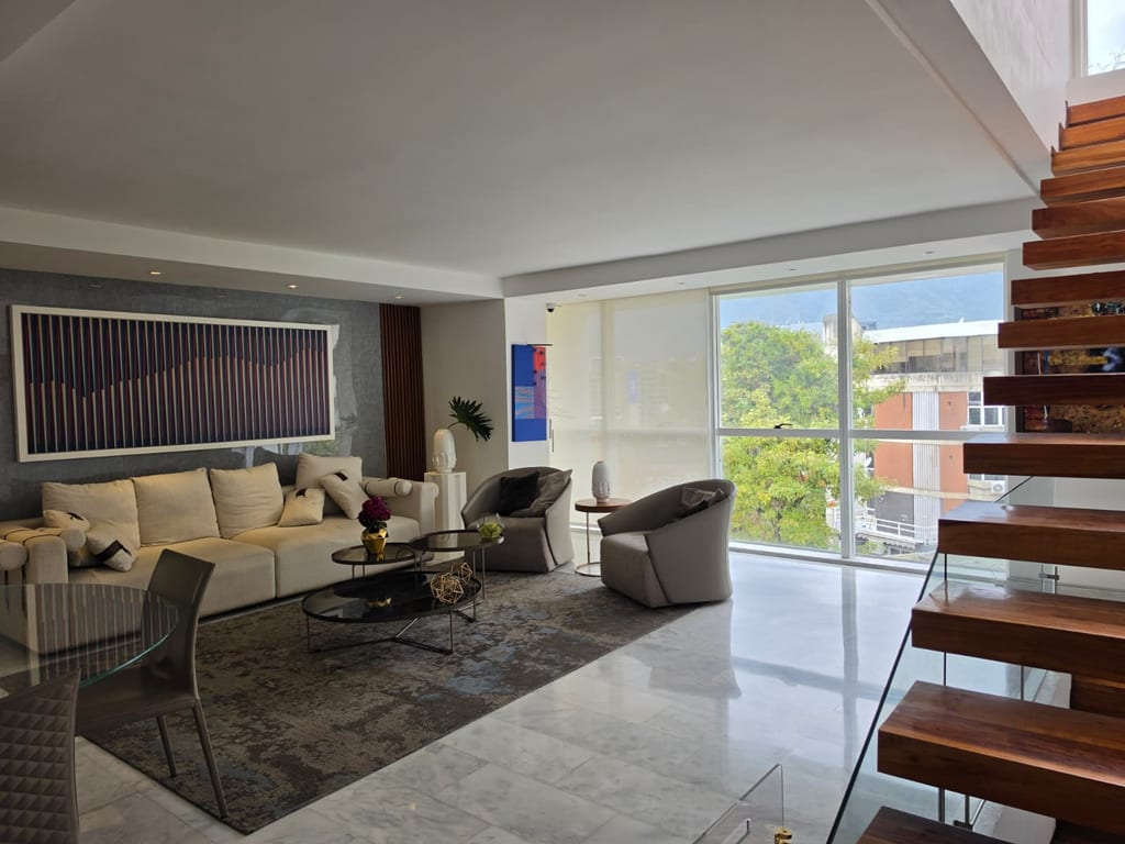Apartamento en alquiler de 3 hab. y 300 m² en Las Mercedes, Caracas