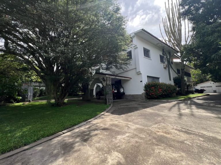 Casa en venta de 6 hab. y 1.500 m² en Country Club, Caracas