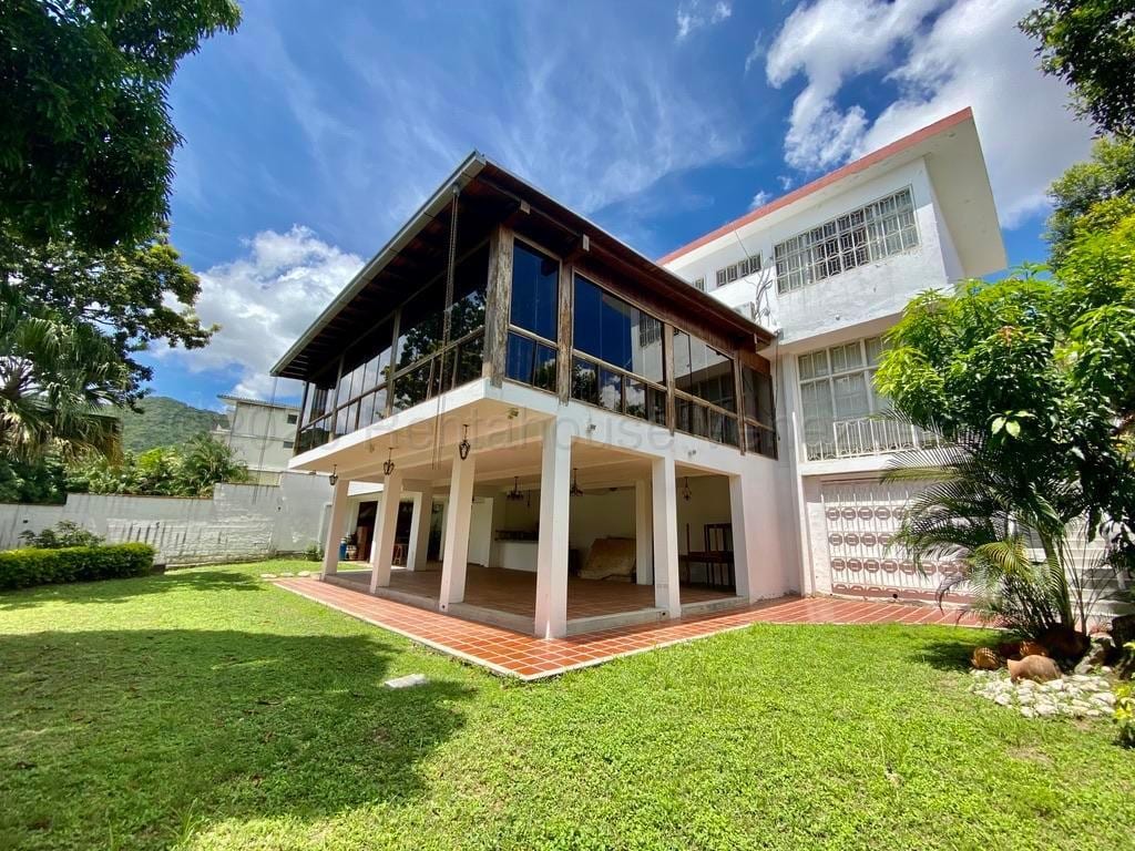 Casa en venta de 4 hab. y 700 m² en Prados Del Este, Caracas