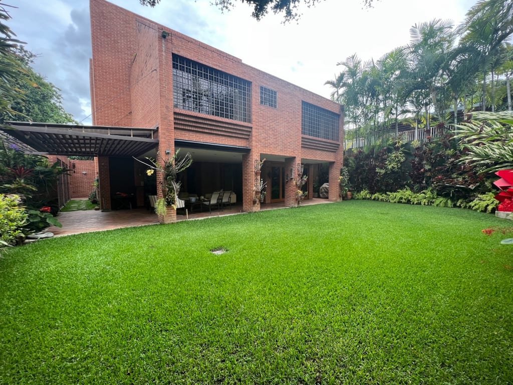 Casa en venta de 4 hab. y 545 m² en La Floresta, Caracas