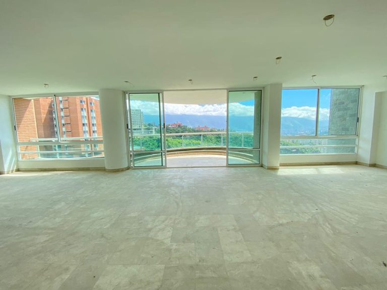 Apartamento con 4 habitaciones y 5 baños en Los Campitos, Caracas