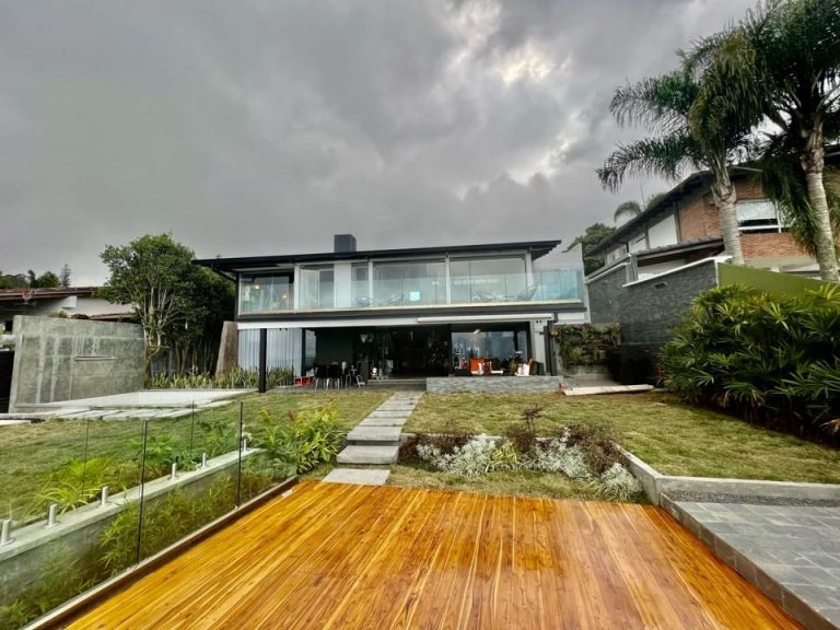 Casa en venta de 6 hab. y 850 m² en Alto Hatillo, Caracas
