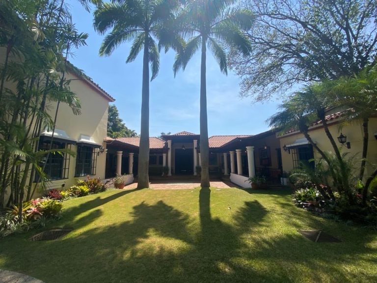 Casa en venta de 5 hab. y 1.000 m² en Los Chorros, Caracas · Ref. CV5491