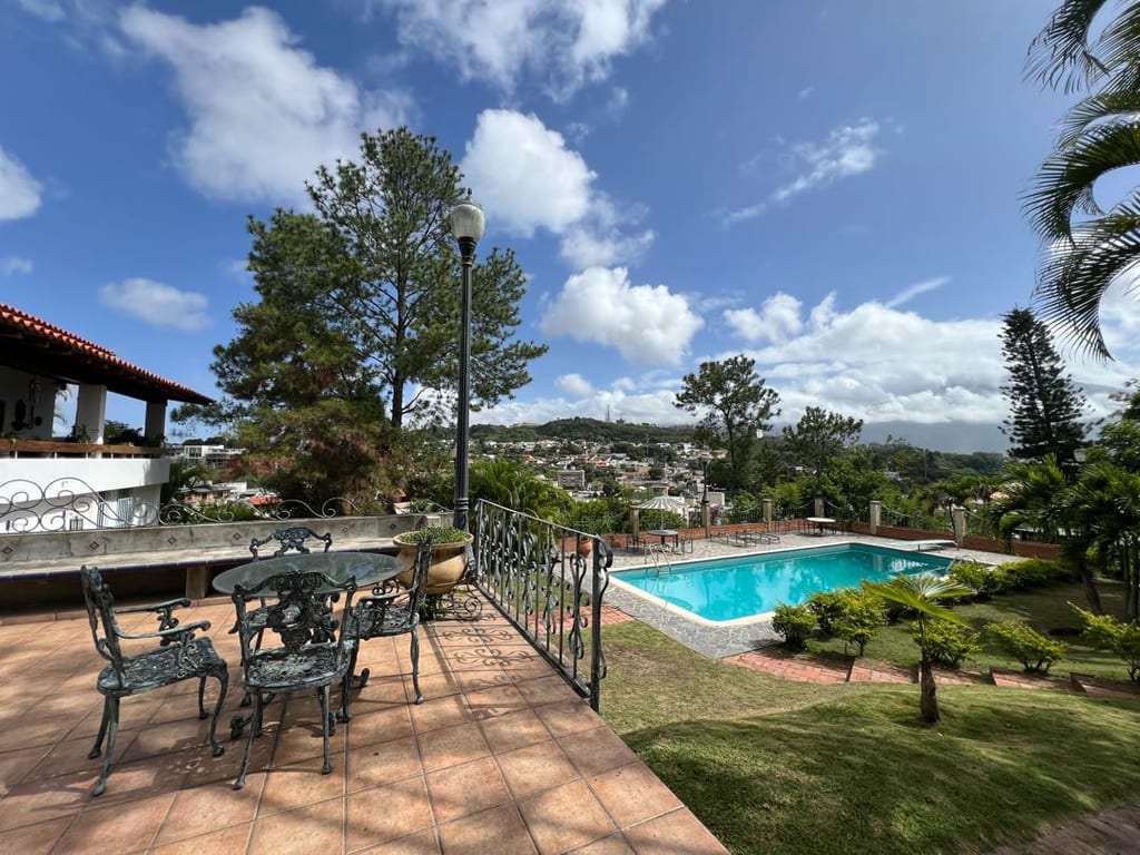 Casa en venta de 10 hab. y 950 m² en Cumbres de Curumo, Caracas