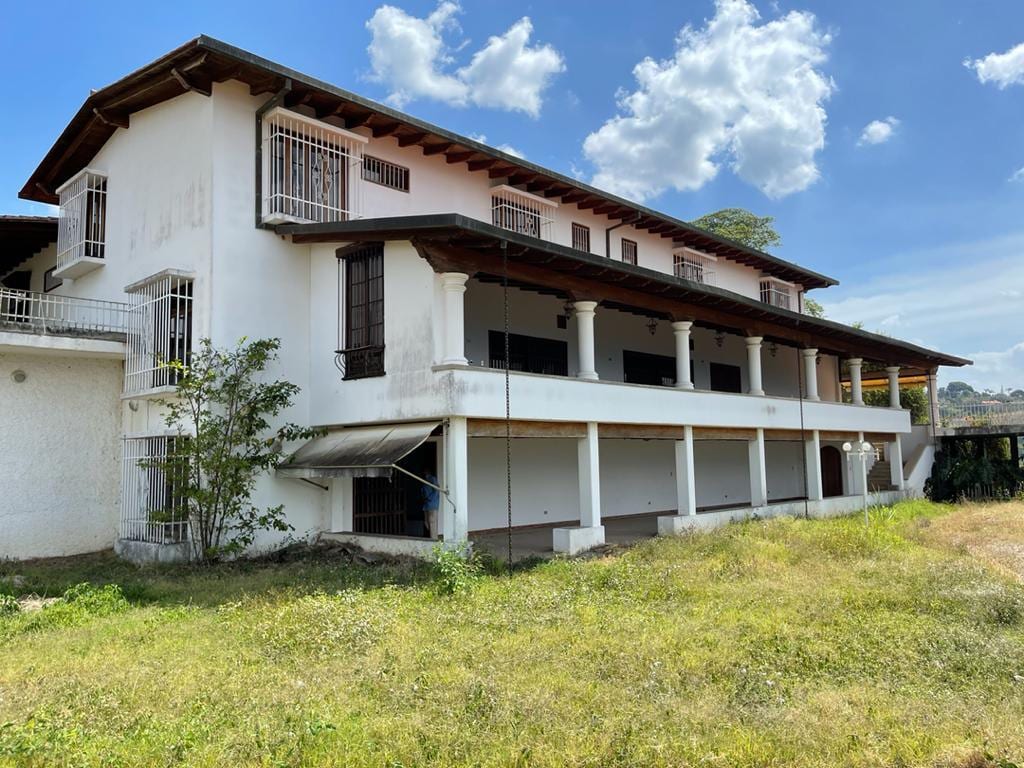 Casa en venta de 6 hab. y 1.000 m² en Cerro Verde, Caracas · Ref. CV5561