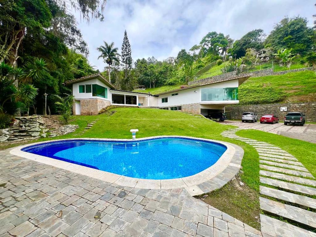 Casa en venta de 4 hab. y 680 m² en Alto Hatillo, Caracas