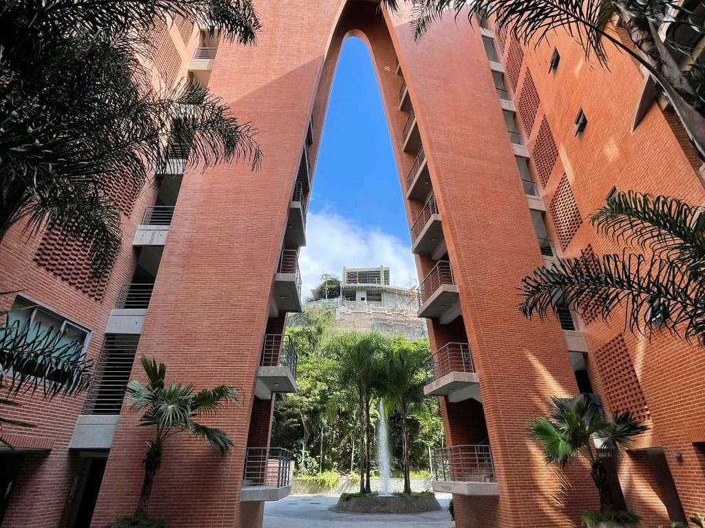 Apartamento en alquiler de 4 hab. y 219 m² en Lomas de las Mercedes, Caracas