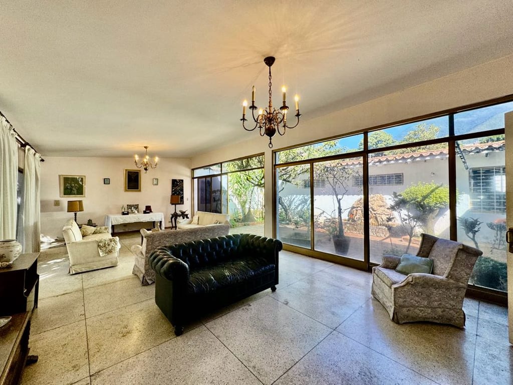 Casa en venta de 6 hab. y 950 m² en La Floresta, Caracas