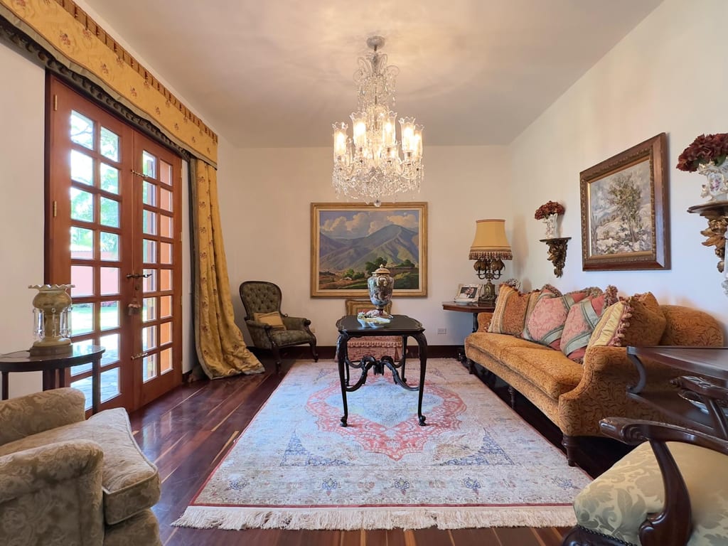Casa en venta de 4 hab. y 900 m² en La Lagunita, Caracas