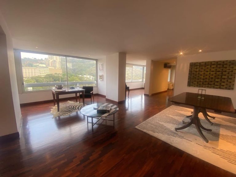 Apartamento en venta de 4 hab. y 389 m² en Valle Arriba, Caracas
